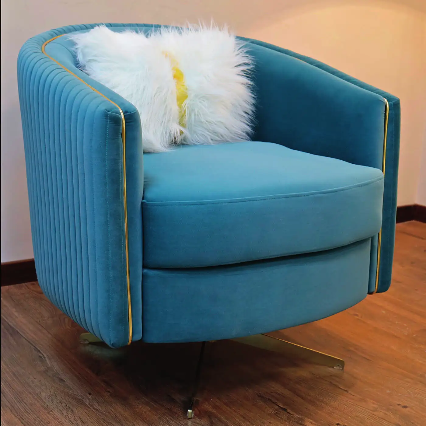 كرسي فوتيه دوار مصنوع من خشب زان احمر وقماش قطيفة عالي الجوددة ضمان ٥ سنوات