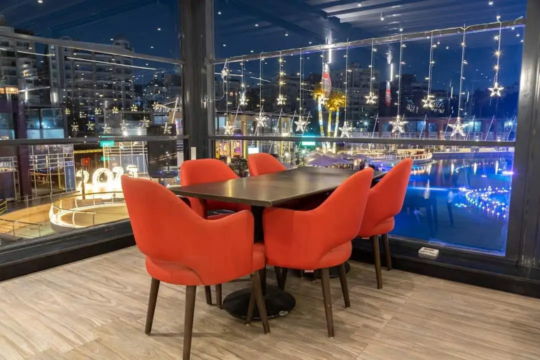 ترابيزة مطعم واسعة مع 5 كراسي خشب طبيعي كونتر مناسبة للمجموعات MS-8512